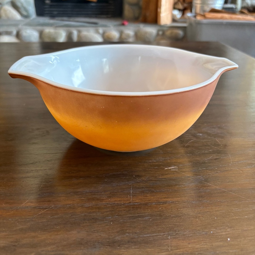 Pyrex 442 Cinderella mixing bowl 1.5q butterscotch ombré brown fade 1970’s